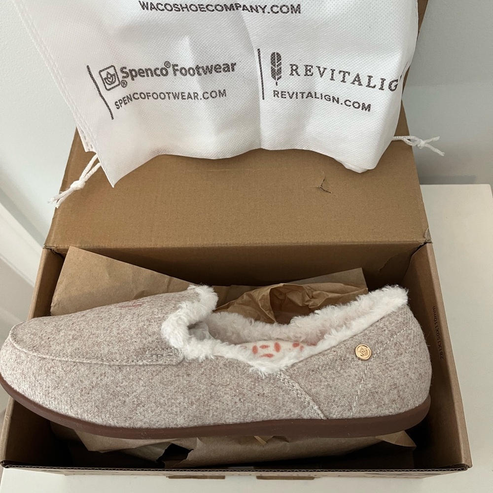 Spenco orthotics slippers. Oatmeal color with dark tan soles. Size 7 1/2 medium. - Picture 10 of 14